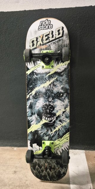 Skate con diseño de lobo