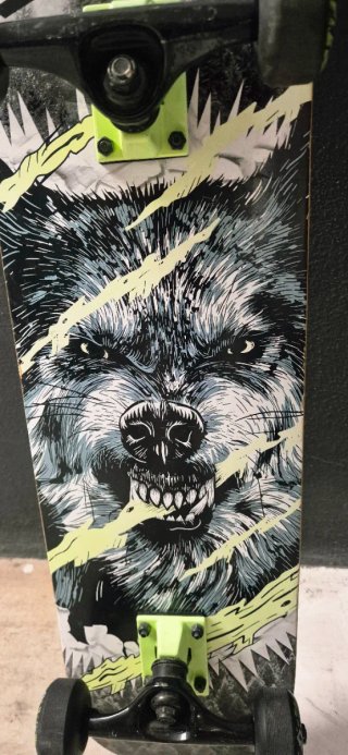 Skate con diseño de lobo