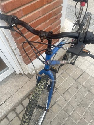 Bicicleta de montaña azul