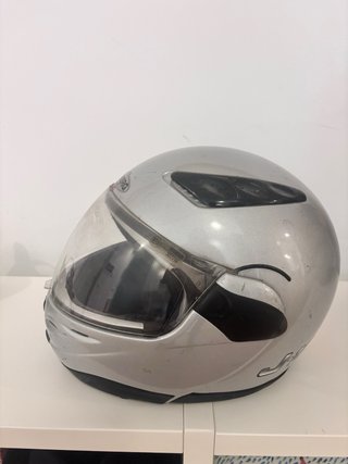 Casco de moto plateado integral