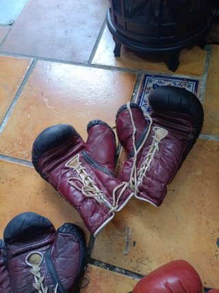 Guantes de Boxeo Rojos con Cordones