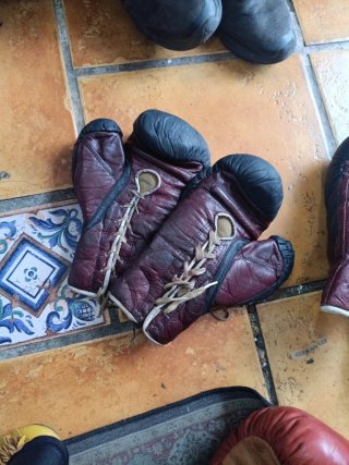 Guantes de Boxeo Rojos con Cordones
