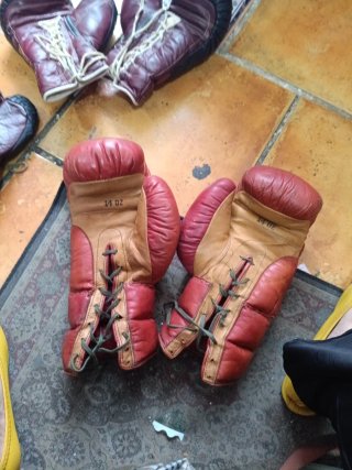 Guantes de Boxeo Rojos con Cordones