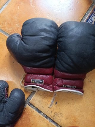 Guantes de Boxeo Rojos con Cordones
