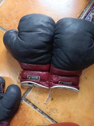 Guantes de Boxeo Rojos con Cordones