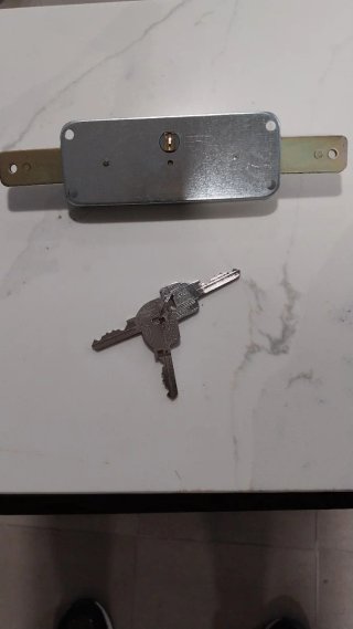 Cerradura de garaje MCM con llaves