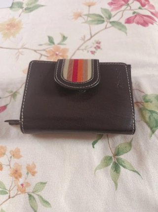 Cartera de mujer marrón con rayas