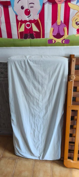 Cuna de bebé de madera