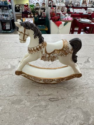 Cavallino a dondolo in resina decorato