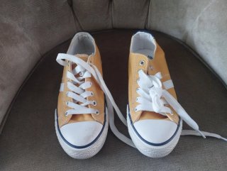 Zapatillas tipo Converse amarillas