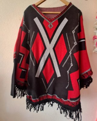 Poncho con mangas y diseño geométrico