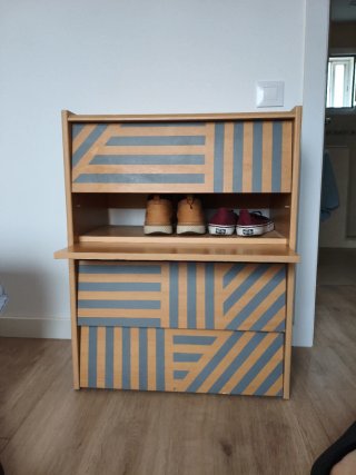 Zapatero de madera con diseño geométrico