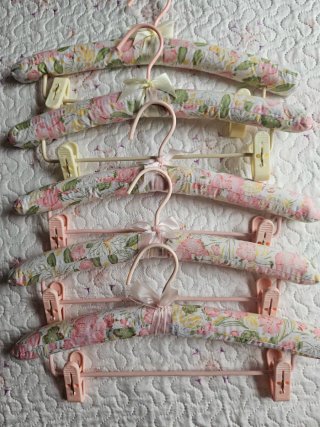 Lote de 5 perchas forradas con estampado floral