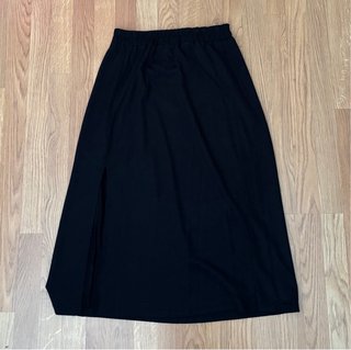 Falda midi negra con apertura