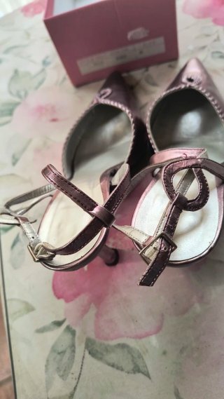 Zapatos de tacón dorados y rosas