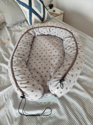 Nido para bebé con estampado de estrellas
