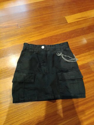 Falda cargo negra con cadena