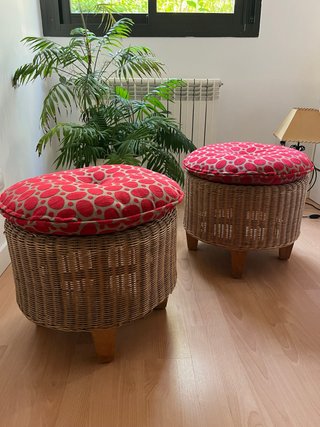 Set di 2 pouf in vimini con cuscini