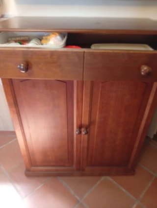 Mueble de madera con cajones y cama