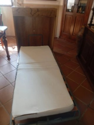 Mueble de madera con cajones y cama