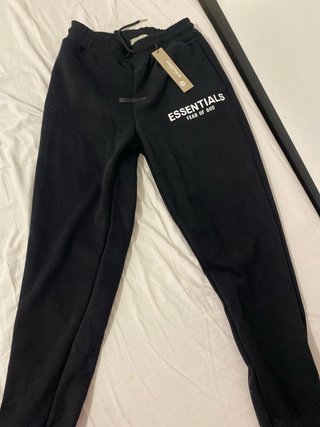 Conjunto ESSENTIALS Negro Sudadera y Pantalón