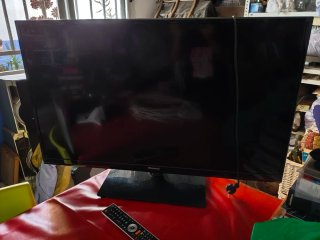 Televisor de cuarenta pulgadas.