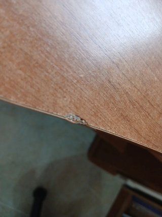 Escritorio de madera y silla.