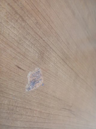 Escritorio de madera y silla.