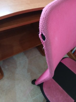 Escritorio de madera y silla.