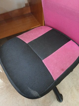 Escritorio de madera y silla.