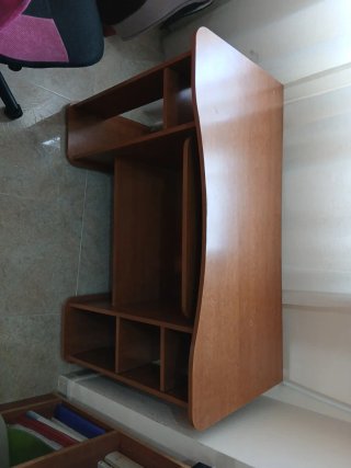 Escritorio de madera y silla.