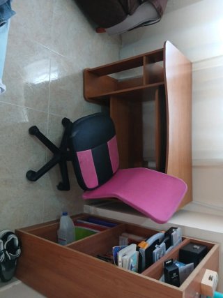 Escritorio de madera y silla.