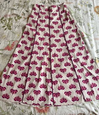 Falda estampada floral rosa y blanca