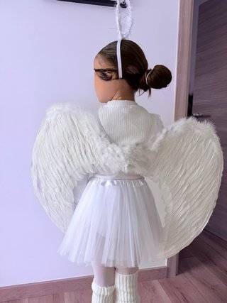 Disfraz Ángel Niña Talla 6-8 en la foto tiene 7