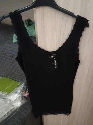 Canottiera nera con pizzo