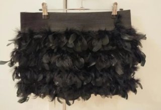 Minifalda negra de fiesta con plumas.