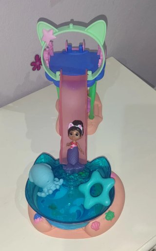 Casita de muñecas Gabby + piscina