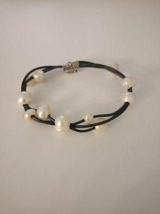 Pulsera de cuero con perlas blancas