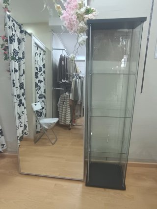 Vitrina de Cristal con Estructura Negra