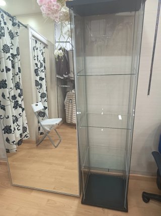 Vitrina de Cristal con Estructura Negra