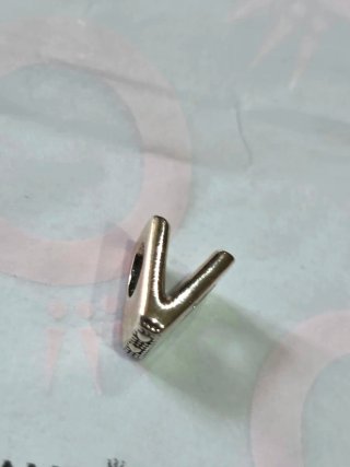 Charm Pandora Letra V