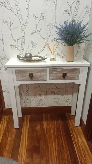 Cómoda de madera blanca y natural