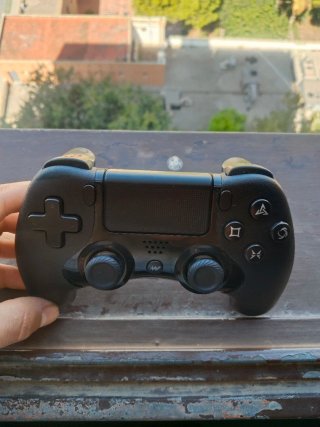 PS4 (PlayStation 4) Negra con Mando