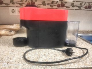 Cafetera Nespresso Roja y Negra