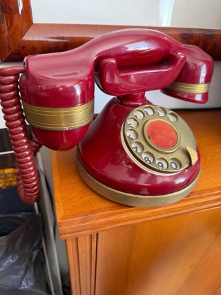 Teléfono antiguo rojo y dorado