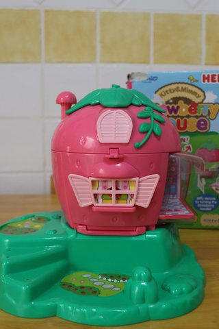 Casa de Muñecas Hello Kitty Fresa