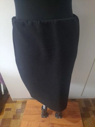 Falda midi negra básica