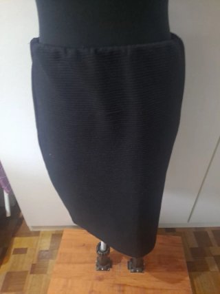 Falda midi negra básica