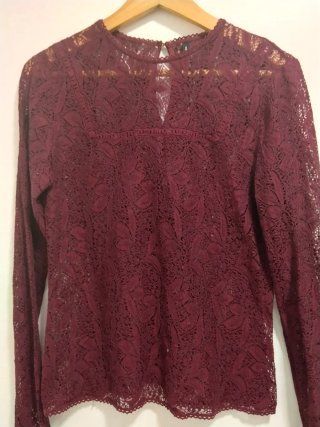 Blusa de encaje granate Stradivarius