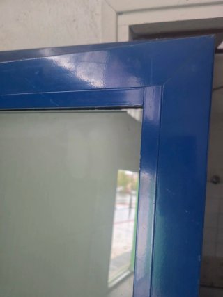 Puerta de Aluminio Azul con Cristal